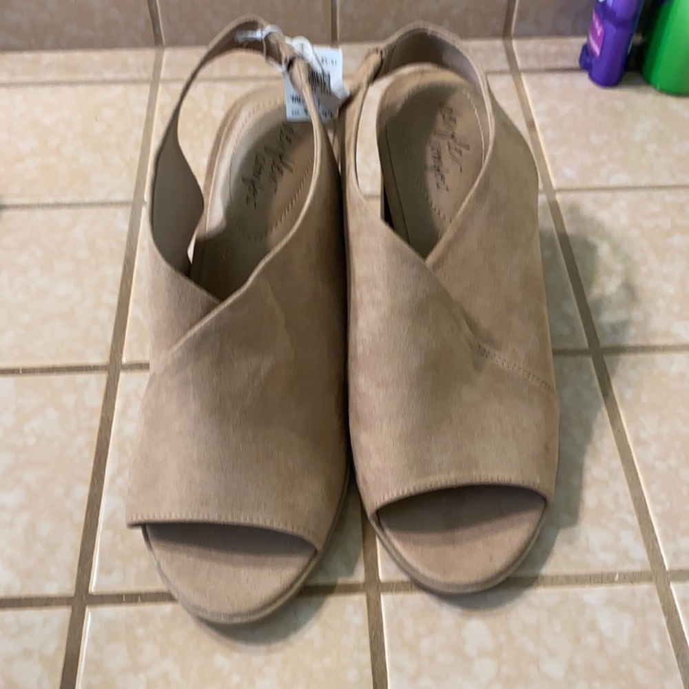 Sandles - Picture 3 of 3
